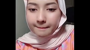 Live Jilbab Hot, Goyangin Pantat Sambil Ngintipin.